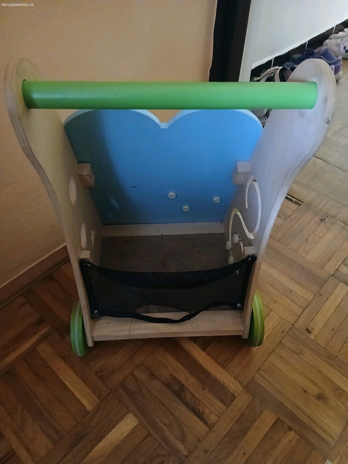 dřevěné chodítko.. důvod je nadbytečnost. Stačí opravit síťku vzadu.
