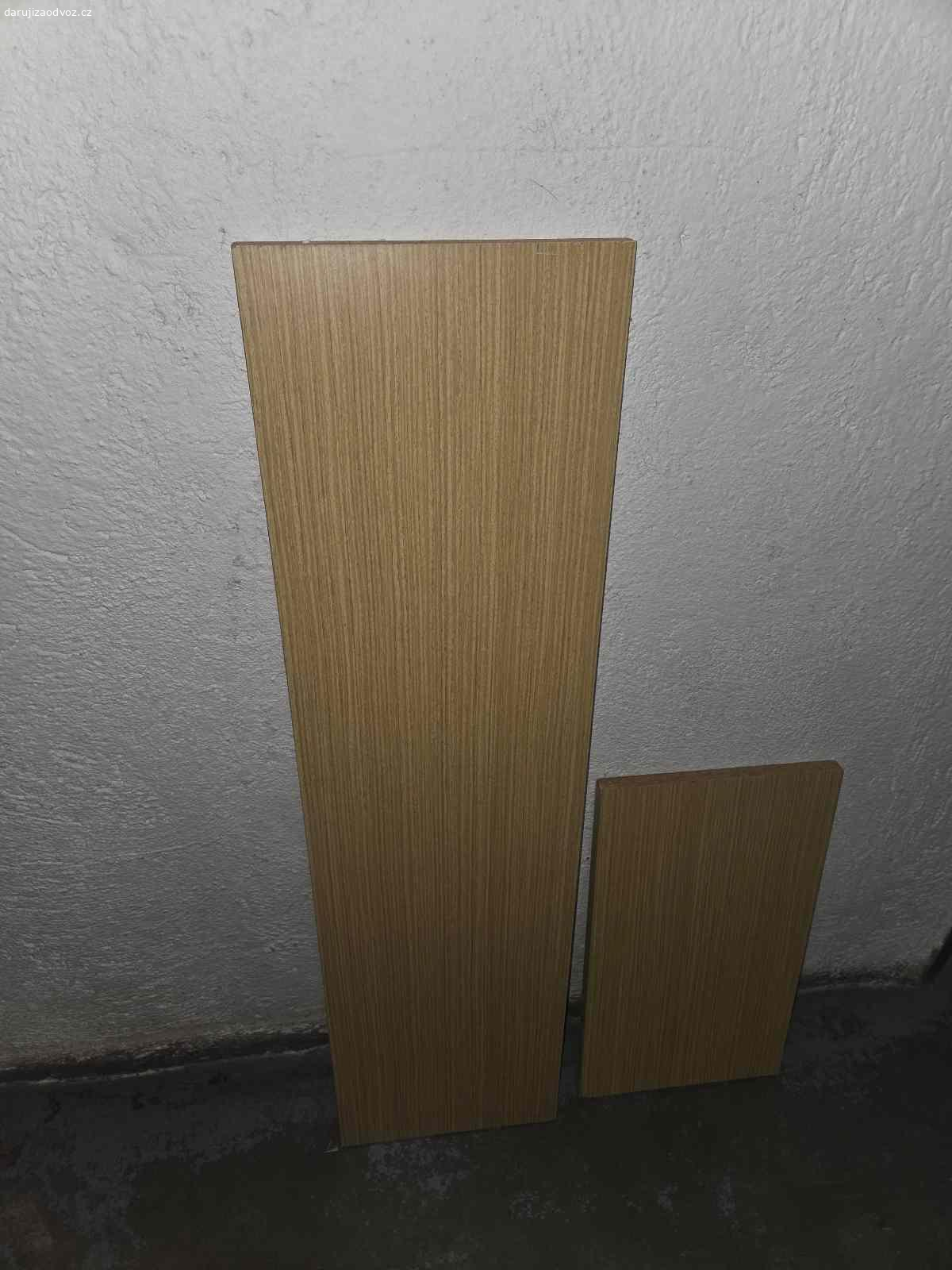 Dřevěné desky, police. Dřevěné desky, police, myslím, že jsou z toho Universal nábytku. Byly uschované ve sklepě. 

Rozměry - zaokrouhleny na půlcentimetry.

2ks 46 x 51 cm
1ks 46 x 25,5 cm
2ks 46 x 54 cm
1ks 26,5 x 96,5 cm
Ta největší na fotce už je pryč

Uhříněveská ulice, Praha 10, Skalka