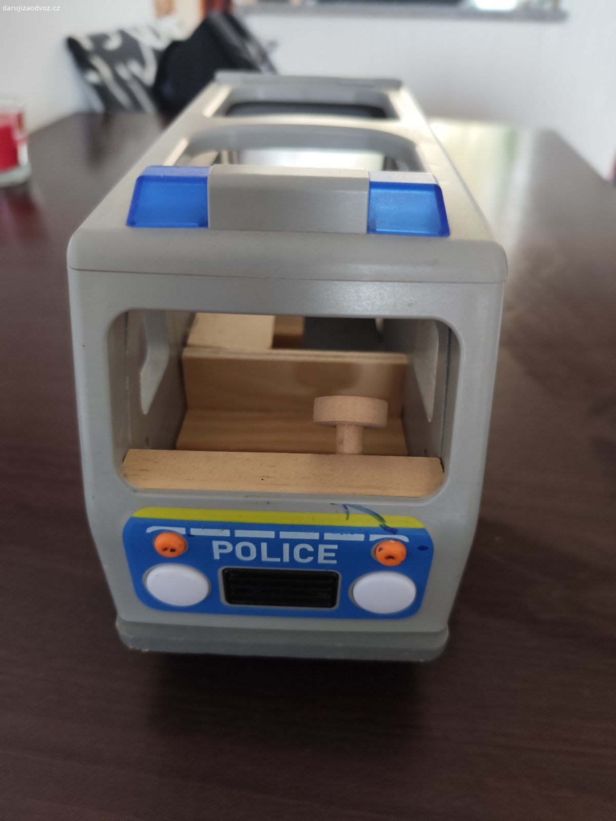 Dřevěné policejní auto. za odvoz