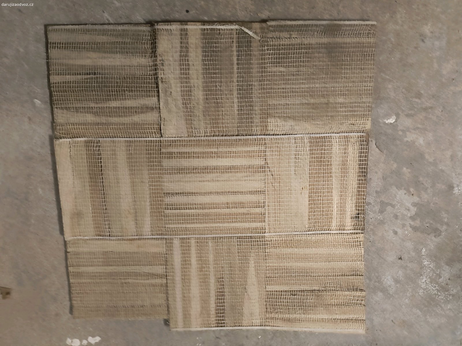 dřevěné skládané dlaždice. mám toho dva nerozbalene balíky, po deseti kusech, ten focený byl zvlášť, rozměr odhadem 30x30
