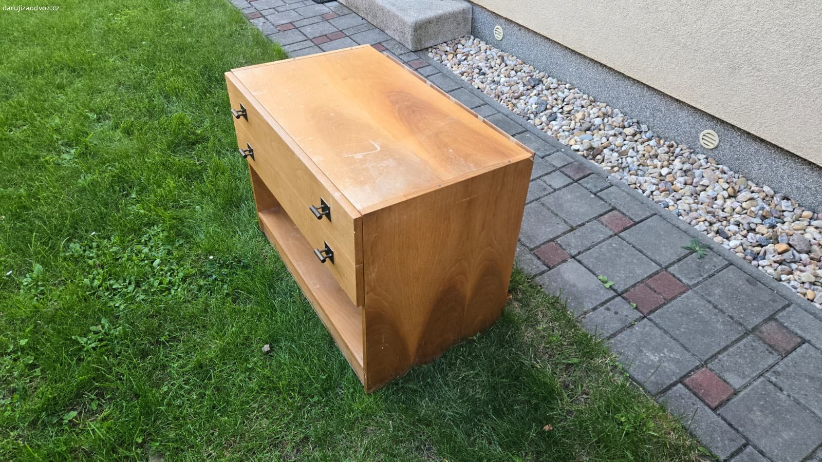 Dřevěné skříňky se šuplíky. 2 dřevěné skříňky zdarma za odvoz

Rozměry: 79x60x48 cm (šířka x výška x hloubka)