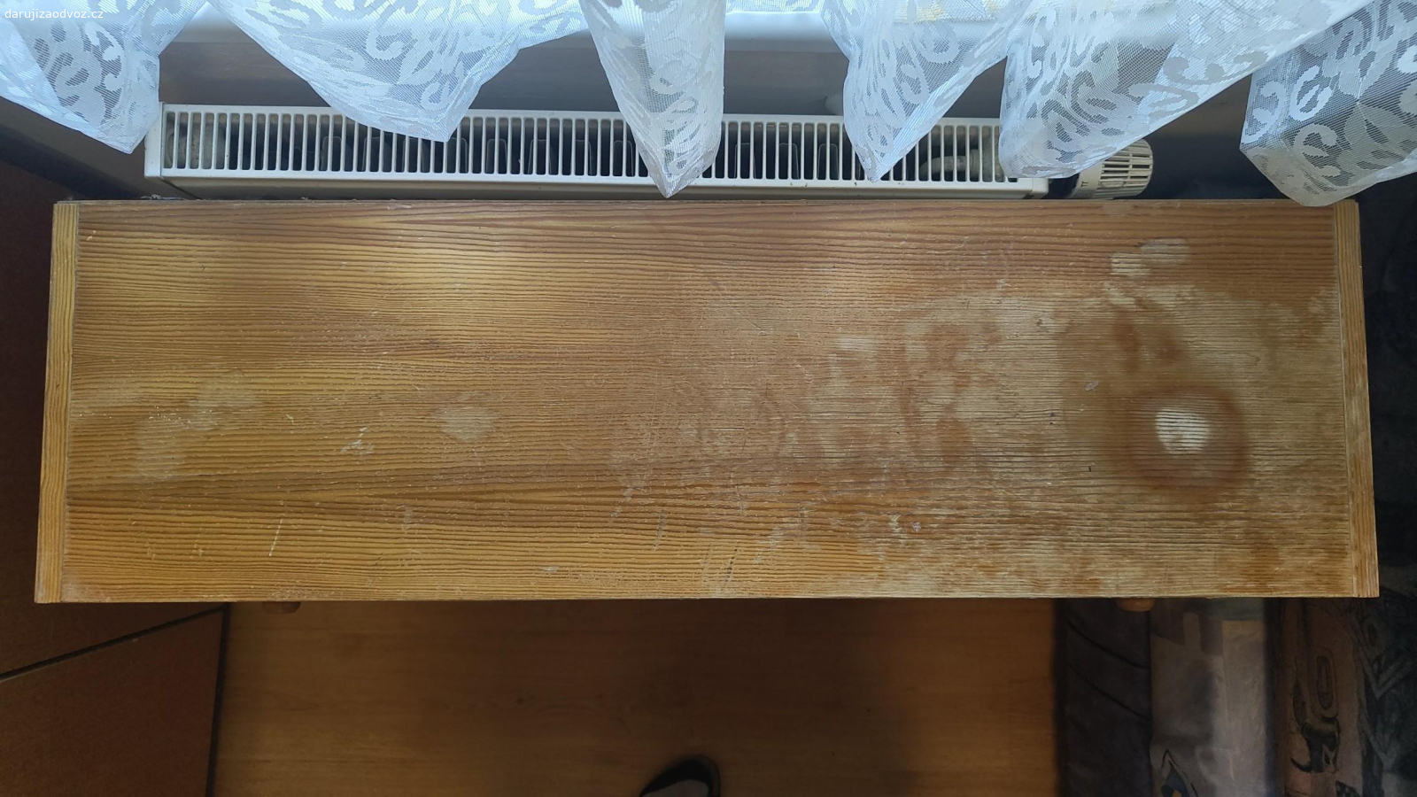 dřevěný botník. zdravim,
daruji za odvoz starsi botnik, pripadne potesi ovoce ze zahrady pro deti (neni podminkou :).
material vypada jako borove drevo a preklizka. dve prihradky, spodni jde hur vyklapet. stav viz foto... rozmery (SxVxH) 100,5 x 75 x 30,5.
pouze vlastni odvoz, vyzvednutí pouze 27.-29.12.2025. (!!!)
kontakt prosim nevolat, pouze sms nebo mail. prvni zajemce, se kterym se pujde dat domluvit, bere.