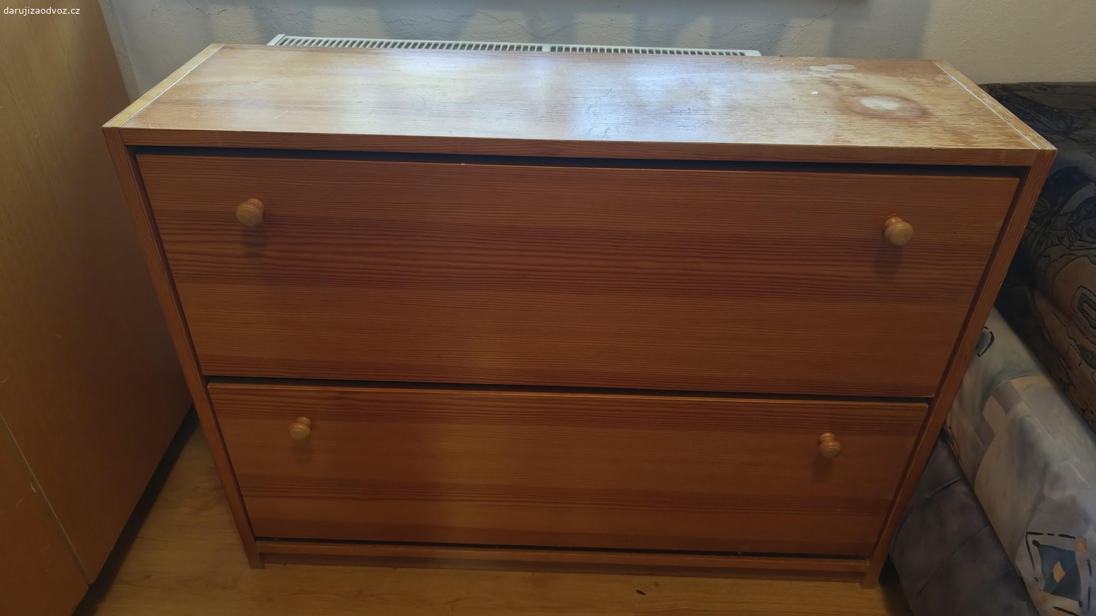 dřevěný botník. zdravim,
daruji za odvoz starsi botnik, pripadne potesi ovoce ze zahrady pro deti (neni podminkou :).
material vypada jako borove drevo a preklizka. dve prihradky, spodni jde hur vyklapet. stav viz foto... rozmery (SxVxH) 100,5 x 75 x 30,5.
pouze vlastni odvoz, vyzvednutí pouze 27.-29.12.2025. (!!!)
kontakt prosim nevolat, pouze sms nebo mail. prvni zajemce, se kterym se pujde dat domluvit, bere.