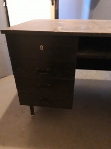 Dřevěný černý stůl, 8 zásuvek.