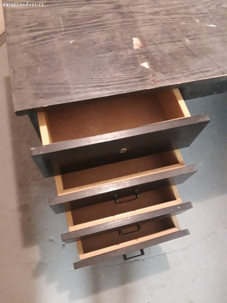 Dřevěný černý stůl, 8 zásuvek.. Daruji bývalý kancelářský stůl, 8 zásuvek (u jedné nutno přišroubovat čelní desku). Vhodný do dílny. Rozměry: výška 77 cm, délka 135 cm, šířka 70 cm.