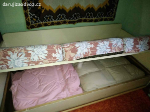 Dřevěný gauč