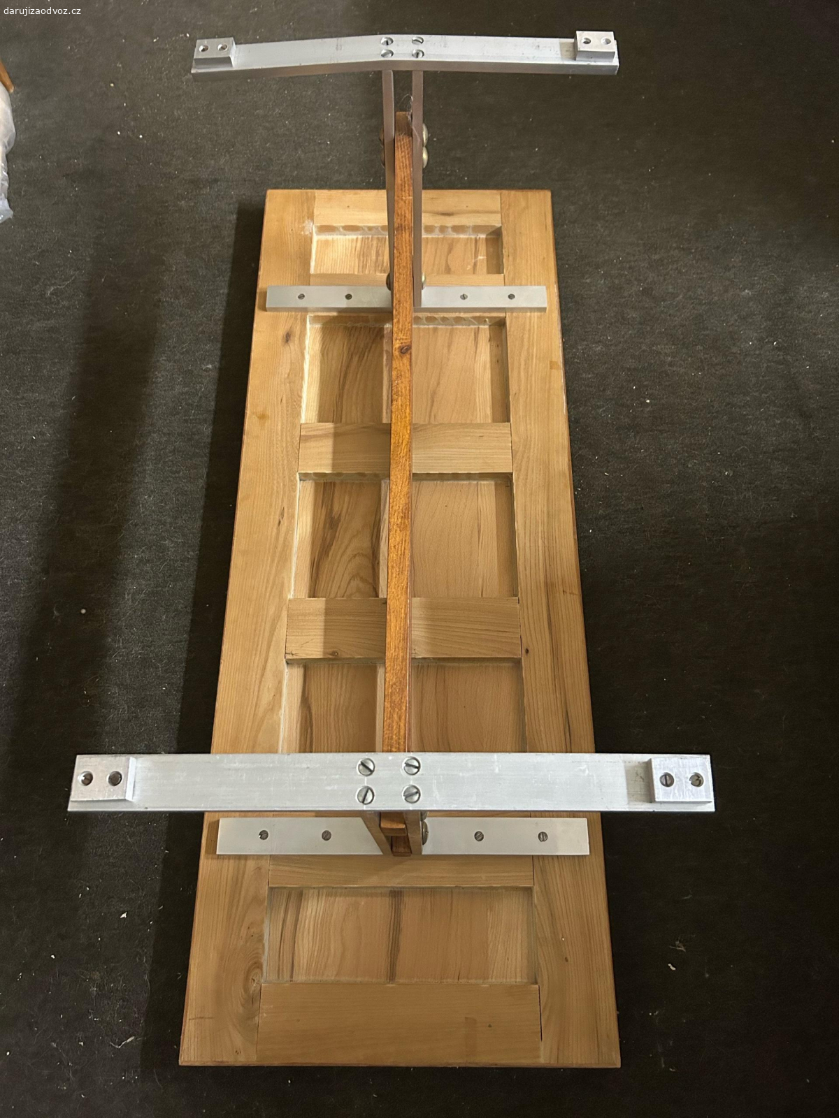 Dreveny konferencni stolecek. Dreveny konferencni stolecek ve vybornem stavu.