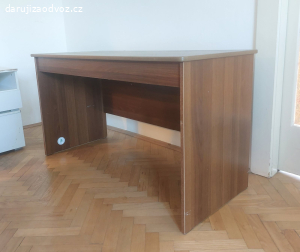 Dřevěný psací stůl