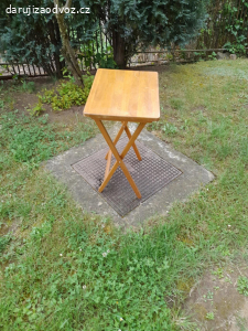 Dřevěný skládací stoleček