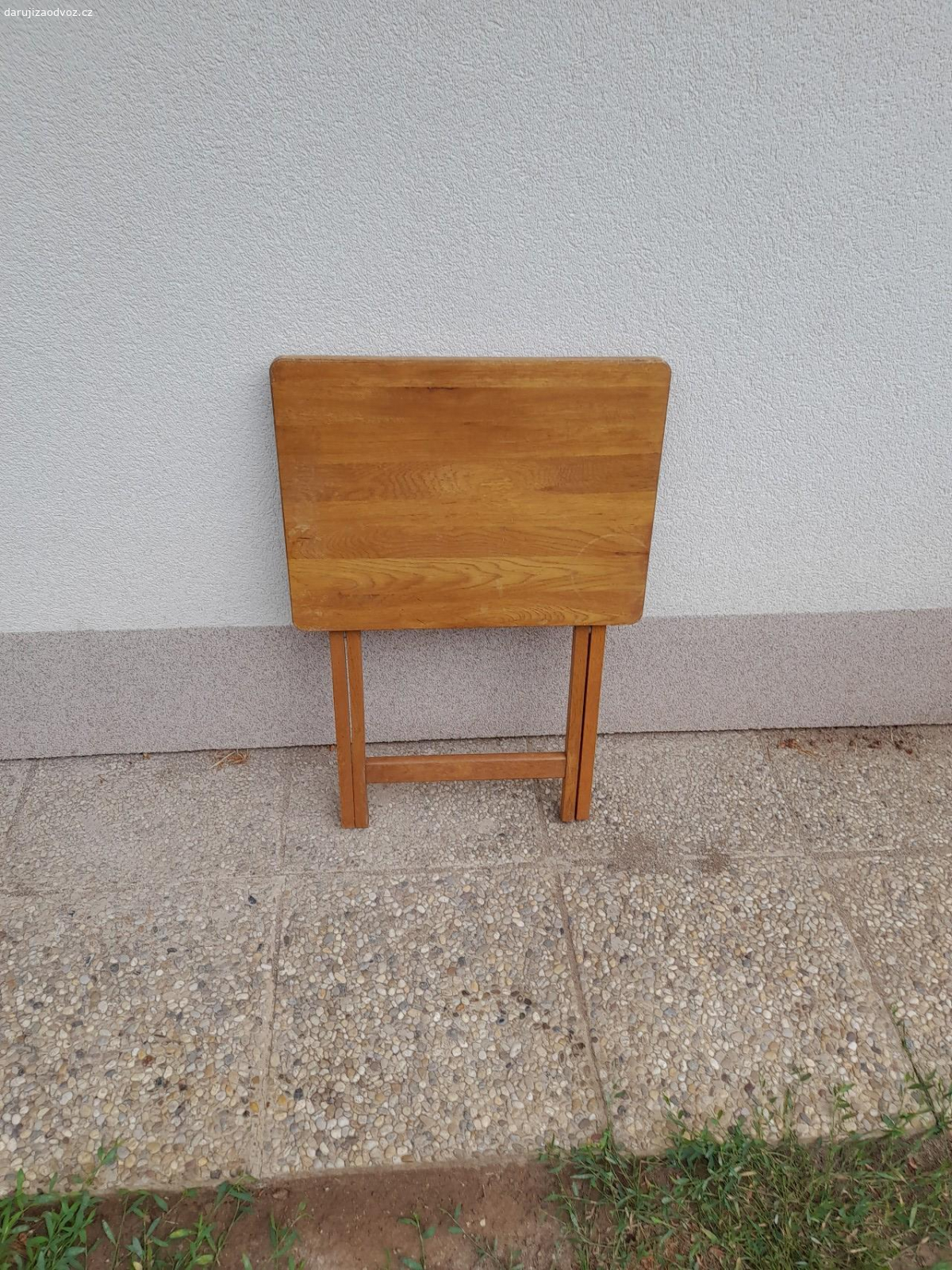 Dřevěný skládací stoleček. Stoleček je v dobrém stavu, dá se i složit. Rozměry:
Výška 66,5 cm
Plocha desky 48,5 cm x 36 cm
K odběru:
5.7. - 7.7.
27.7. - 1.8.
19.8. - 23.8.