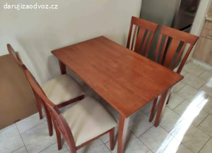 Dřevěný stůl se čtyřmi židlemi