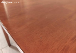 Dřevěný stůl se čtyřmi židlemi