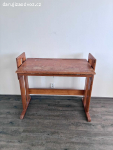 Dřevěný stůl
