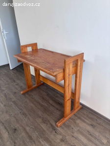 Dřevěný stůl