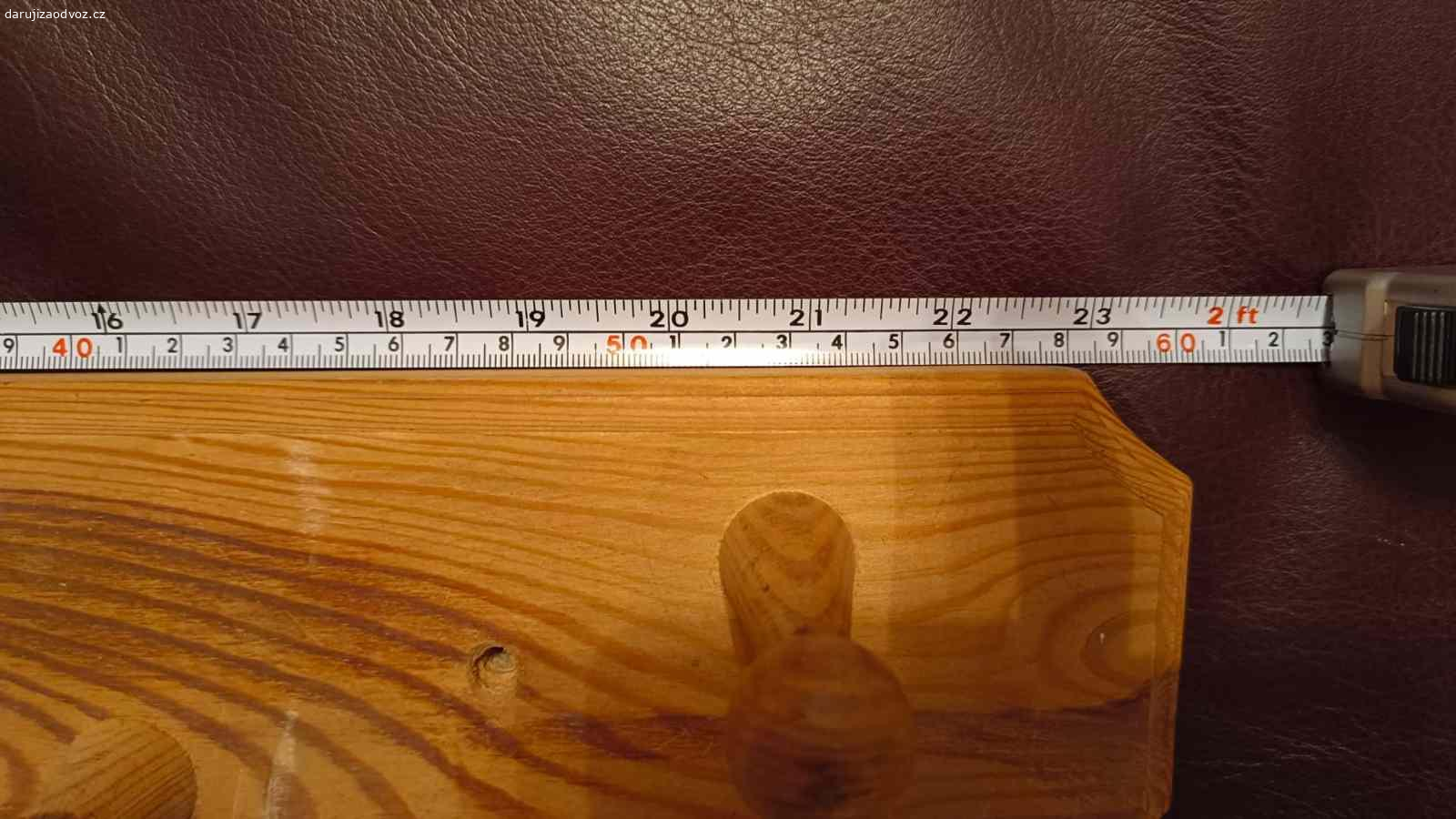 Dřevěný věšák. Dřevěný věšák