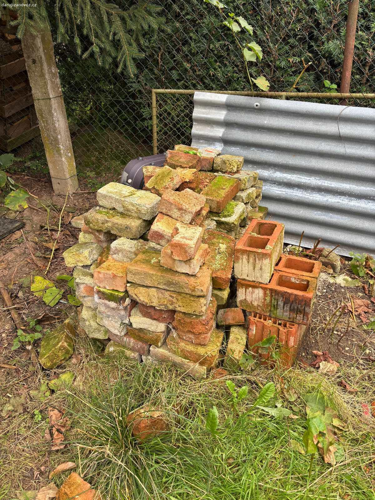 Dřevo, cihly, dlaždice - různé. Daruji za odvoz tyto latě, dřevo, dlaždice, cihly  zkrátka materiál, co mi tu zbyl po renovaci zahradního domku.
Jako holka moc nevím co s tím, třeba se najde někdo, kdo by ještě využil.