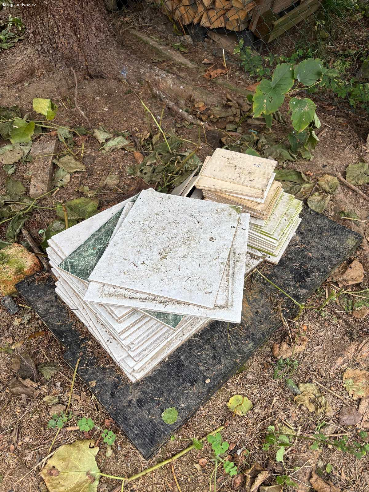Dřevo, cihly, dlaždice - různé. Daruji za odvoz tyto latě, dřevo, dlaždice, cihly  zkrátka materiál, co mi tu zbyl po renovaci zahradního domku.
Jako holka moc nevím co s tím, třeba se najde někdo, kdo by ještě využil.