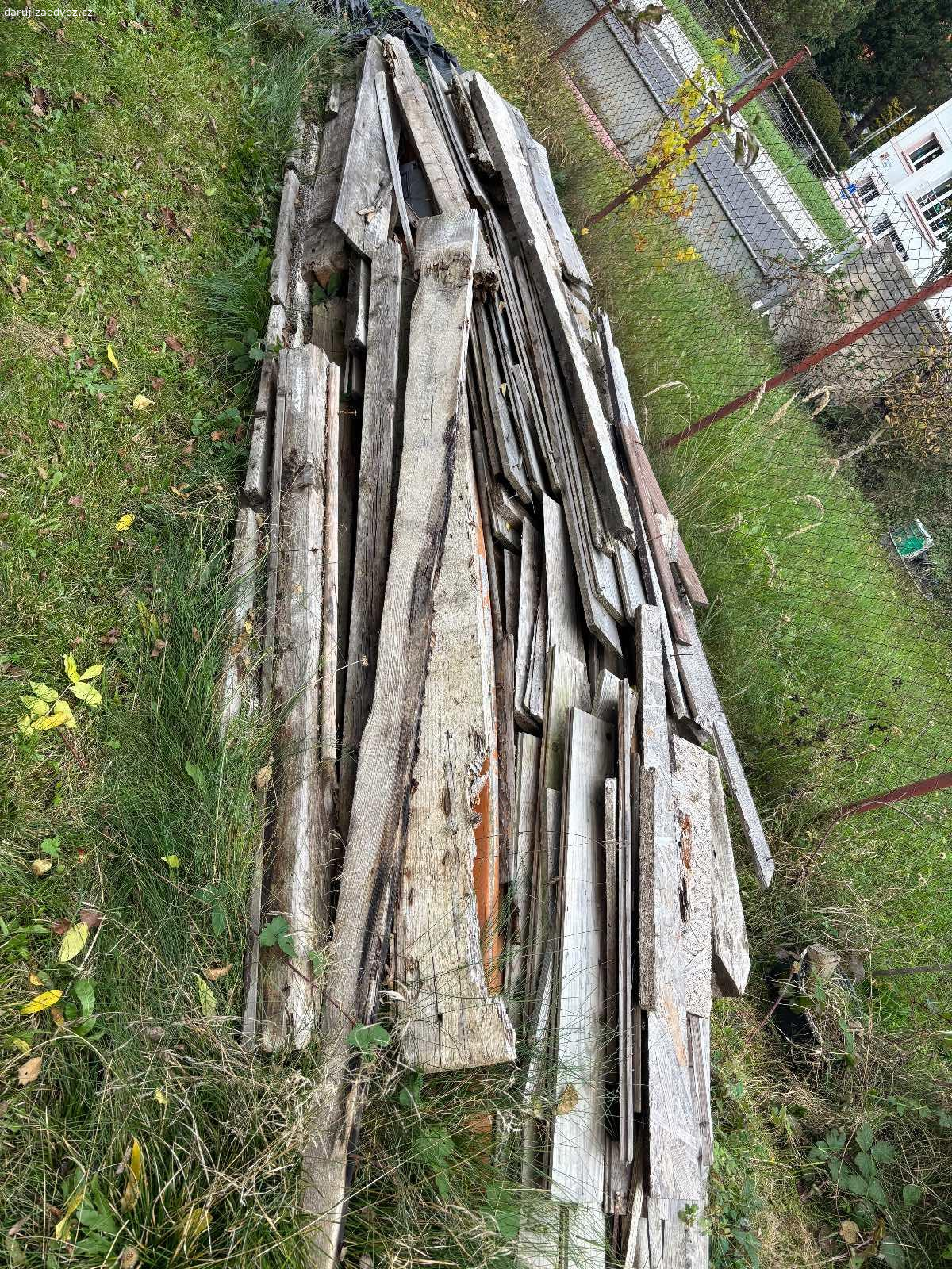 Dřevo, cihly, dlaždice - různé. Daruji za odvoz tyto latě, dřevo, dlaždice, cihly  zkrátka materiál, co mi tu zbyl po renovaci zahradního domku.
Jako holka moc nevím co s tím, třeba se najde někdo, kdo by ještě využil.