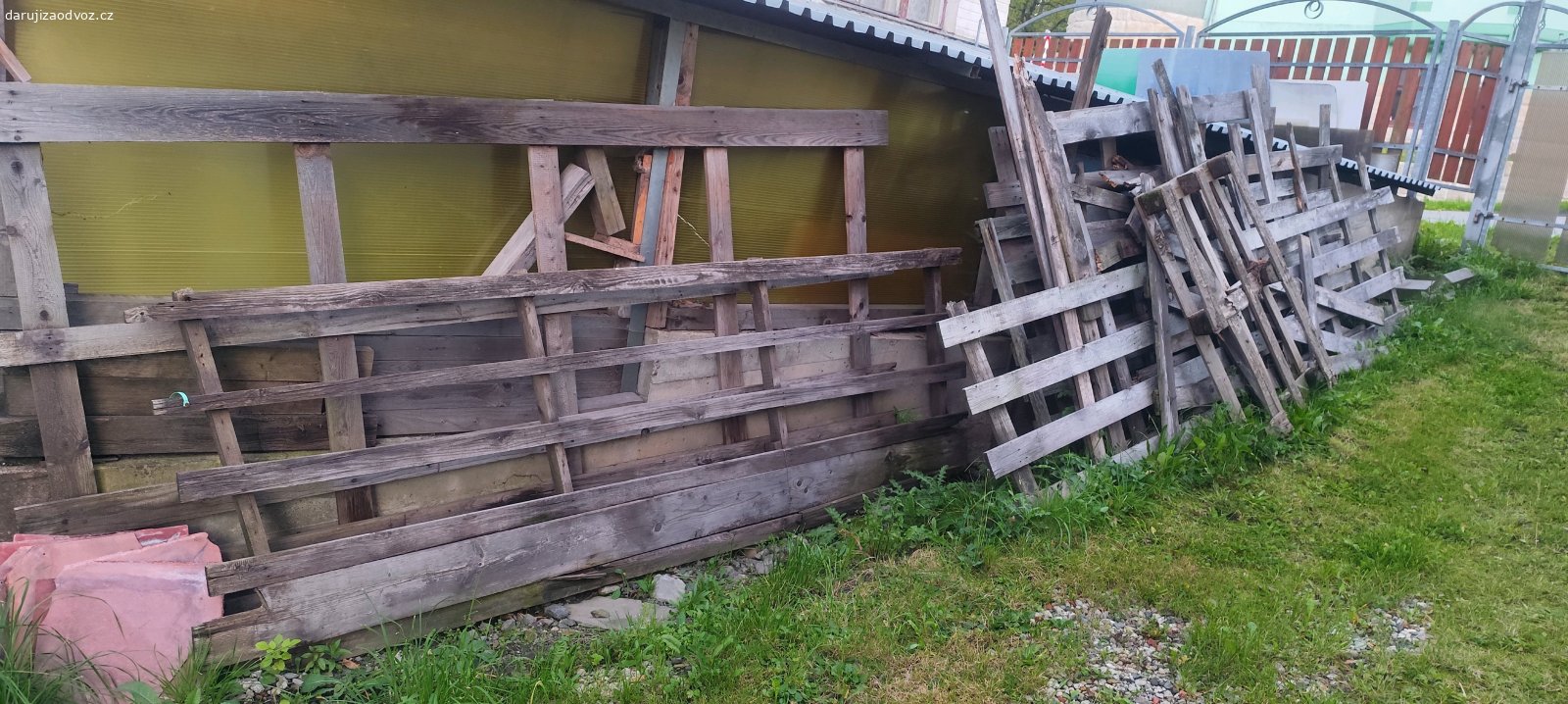 Dřevo na otop, topení se. Daruji za odvoz zásněžky a palety, vhodné na otop, bez barev - jen značení, dřevo. Nečekám /bohužel první nedorazil/, kdo přijede, prostě odveze. Pomůžu naložit. Pokud budu v práci, pomůže taťka, má rád čokoládu, která neurazí. Neni nutnosti, ctím pravidla webu.