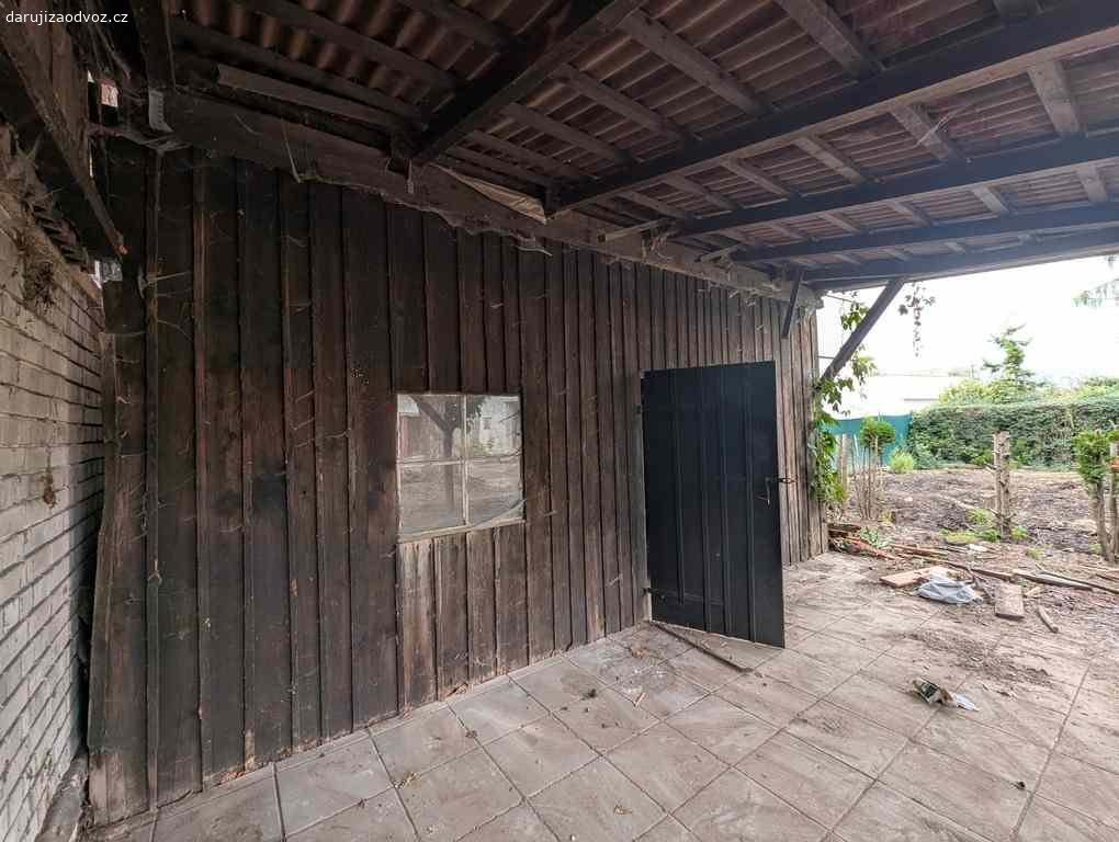 DŘEVO NA OTOP. Nabízím zdarma 2 kůlny k rozebrání a získání dřeva na otop.