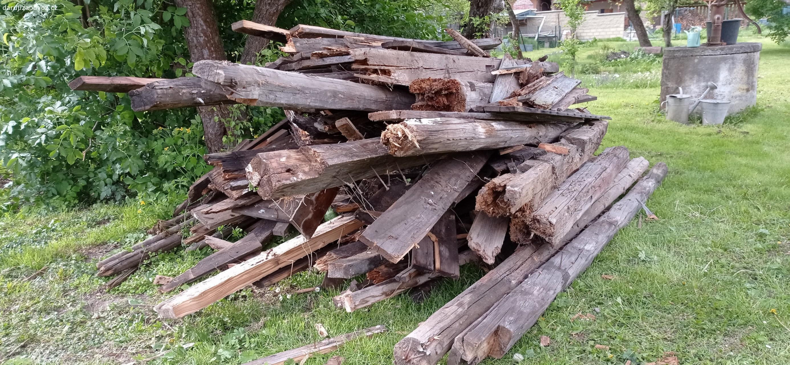 Dřevo na pořezání. Daruji za odvoz dřevo na pořezání.