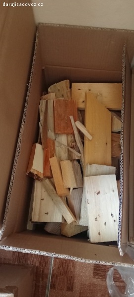 dřevo na špekáčky. odřezky v krabici