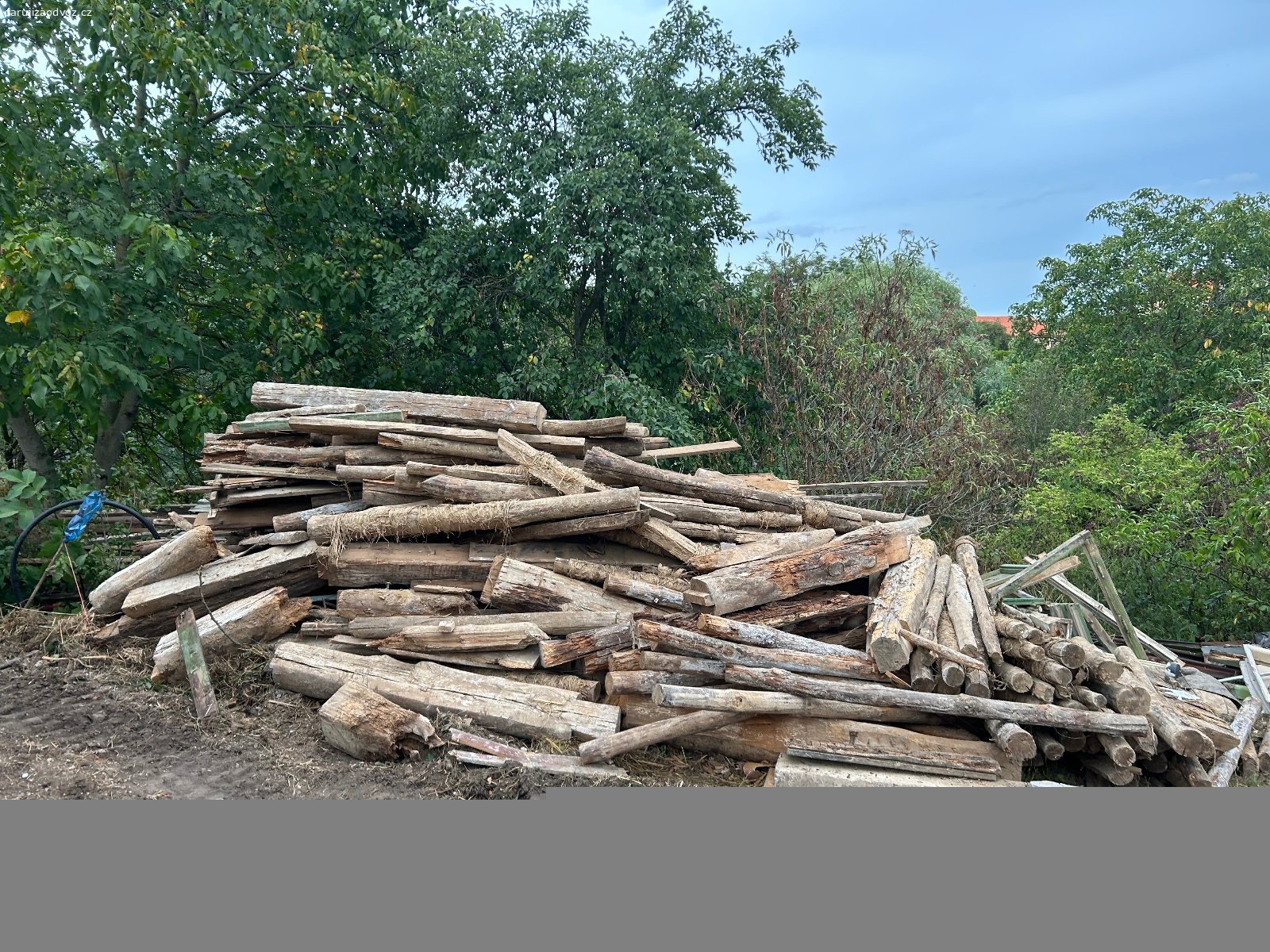 Dřevo na topení. Daruji za odvoz dřevo z demolice chalupy.