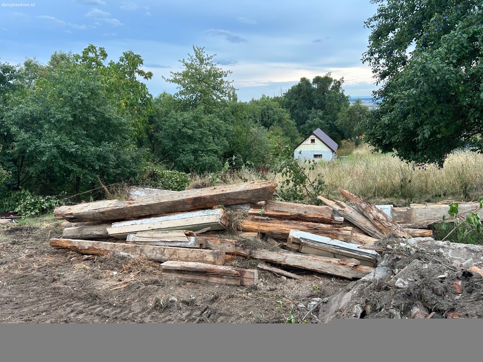 Dřevo na topení. Daruji za odvoz dřevo z demolice chalupy.