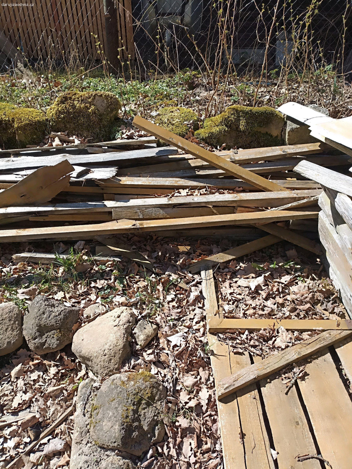 Dřevo na zátop. Nabízím hromadu dřeva ze starého plotu. Je vyschlé vhodné na zátop. Vyzvednutí v zahrádkářské kolonii Nejdek