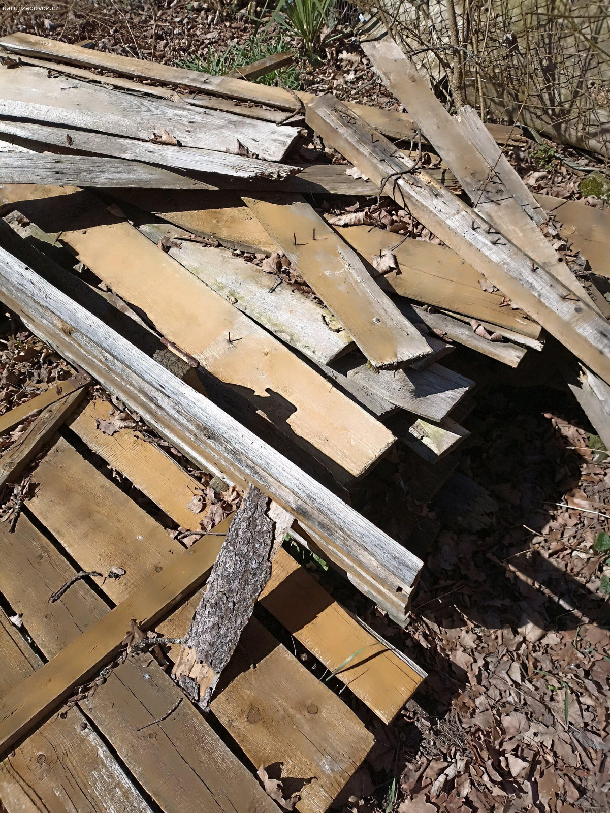 Dřevo na zátop. Nabízím hromadu dřeva ze starého plotu. Je vyschlé vhodné na zátop. Vyzvednutí v zahrádkářské kolonii Nejdek