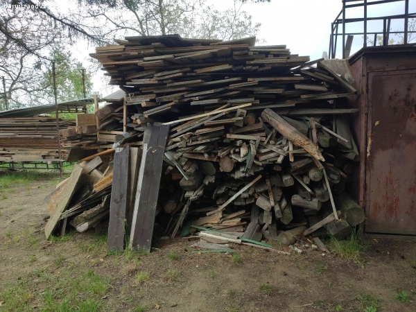 dřevo, trámy, prkna, desky 15 m3. všechno dřevo pryč. trámy ze střechy a stavby