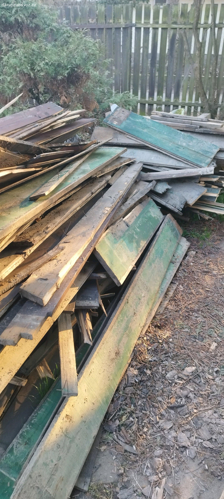 drevo z demolice. daruji dřevo třeba na topení (jsou v něm hřebíky). Chtěl bych se toho zbavit do neděle.