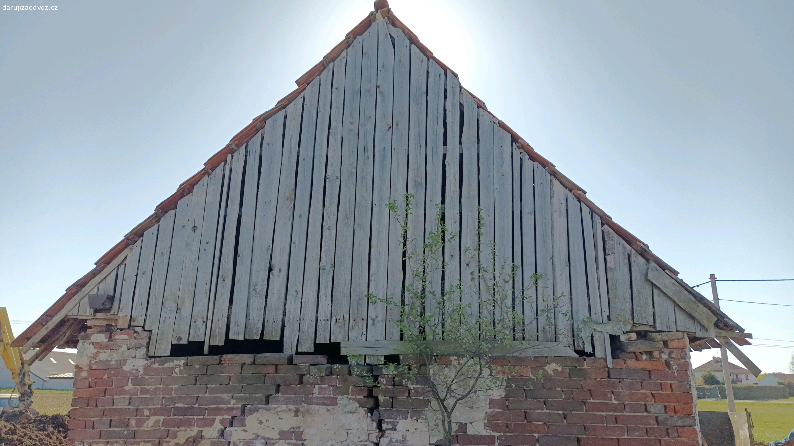Dřevo z demolice. Daruji dřevo z demolice.
po dohodě mohu dovézt.