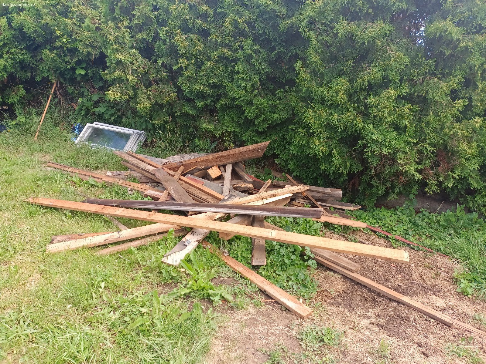 Dřevo za odvoz. Daruji za vlastní odvoz dřevo z krovu domu (bez trámů a krokví) vhodné k recyklaci nebo na zátop.
Je toho více než na fotkách.
Odvoz možný po dohodě ihned.