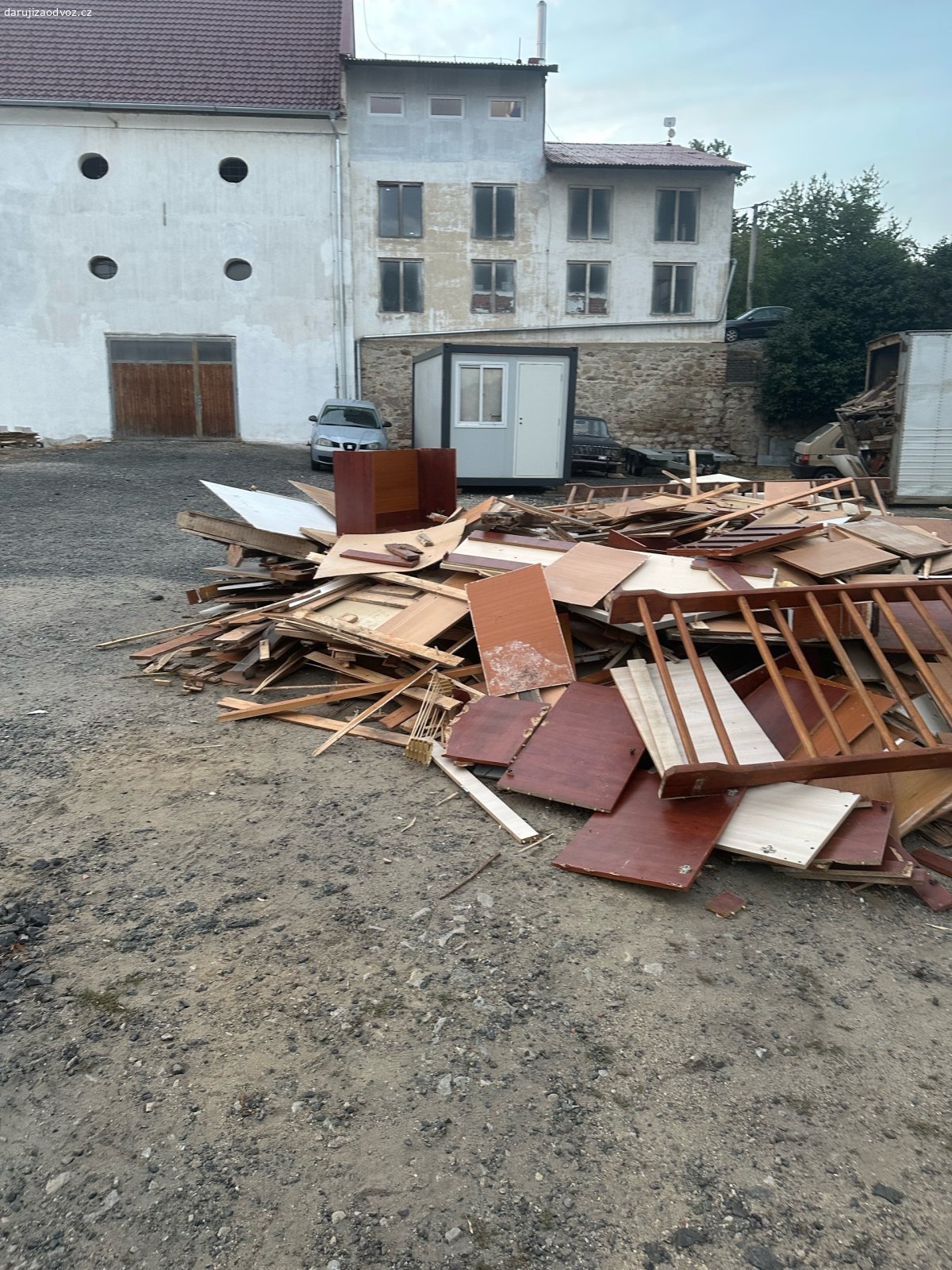 Dřevoodpad. Dřevomateriály, dřevěný obklad, parkety. Jsou toho dvě vlečky. Přijďte si vybrat.