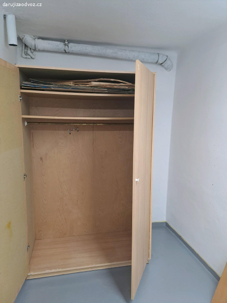 Dřevotřísková skříň 200x127x60cm