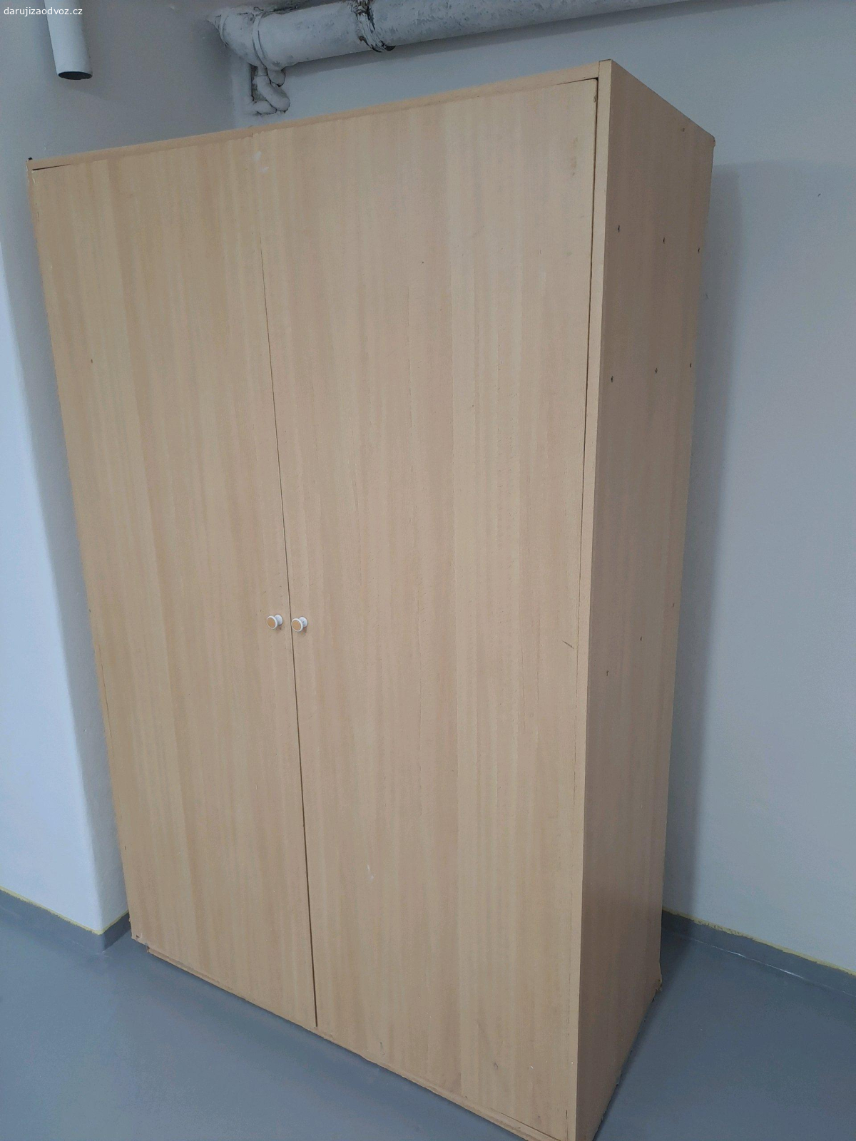 Dřevotřísková skříň 200x127x60cm. Potažená tapetou v dekoru dřeva, tl.desek 19 mm, bytelná, vhodná do dílny