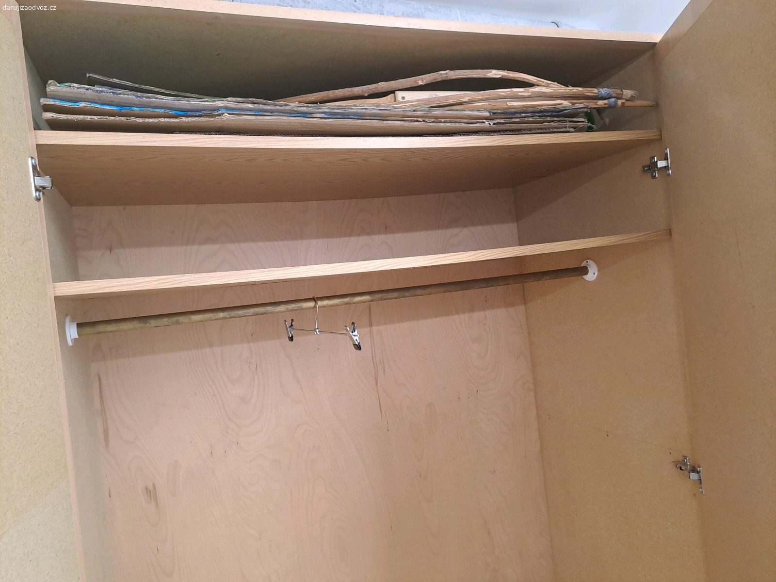 Dřevotřísková skříň 200x127x60cm. Potažená tapetou v dekoru dřeva, tl.desek 19 mm, bytelná, vhodná do dílny