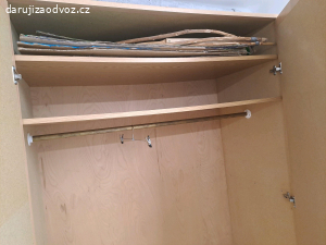 Dřevotřísková skříň 200x127x60cm