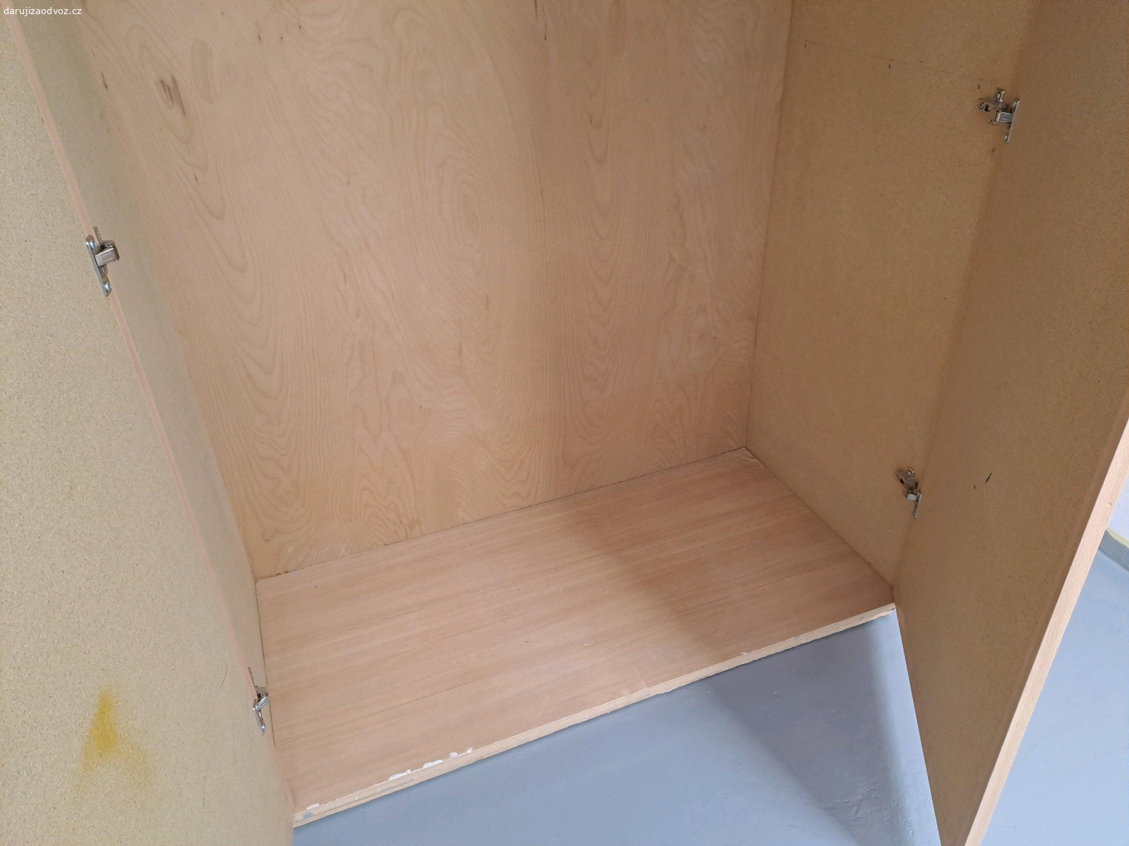 Dřevotřísková skříň 200x127x60cm. Potažená tapetou v dekoru dřeva, tl.desek 19 mm, bytelná, vhodná do dílny