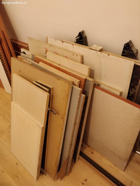 Dřevotřískové desky. Laminované dřevotřískové desky, převážně zbytky z kuchyně, včetně odřezků kuchyňských desek, viz foto.