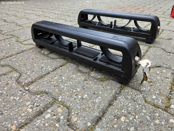 Držák lyží na střešní nosič