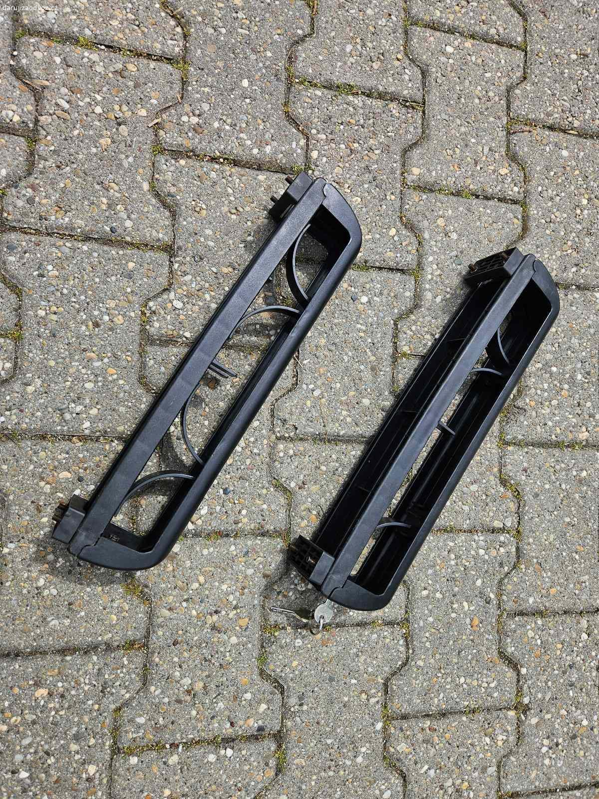 Držák lyží na střešní nosič. Délka vnitřní pro uložení lyží je 42 cm, délka jedné komory je 9,5 cm.