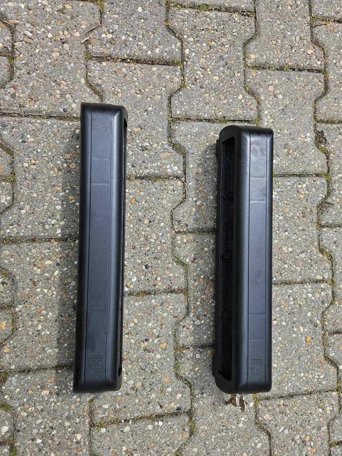 Držák lyží na střešní nosič. Délka vnitřní pro uložení lyží je 42 cm, délka jedné komory je 9,5 cm.