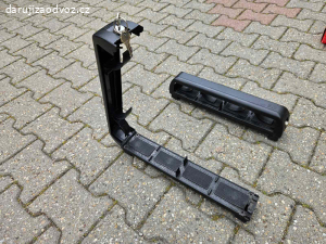 Držák lyží na střešní nosič