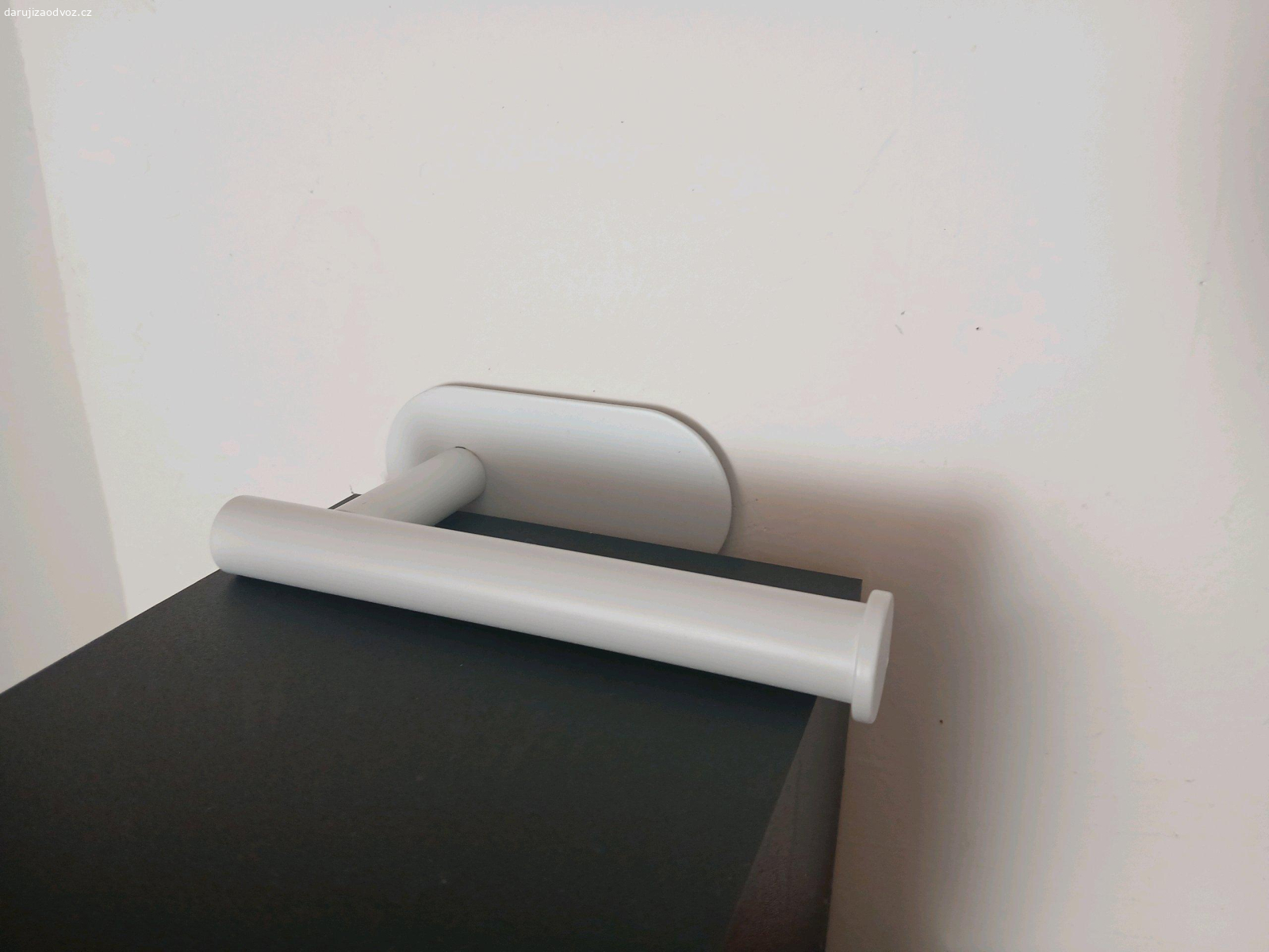 Držák na toaletní papír Orea. Z nerezové oceli, bílý, 7x16 cm, výška 4,5 cm. Je potřeba zakoupit náhradní lepící pásku. Odběr v Bystrci nebo zaslání.