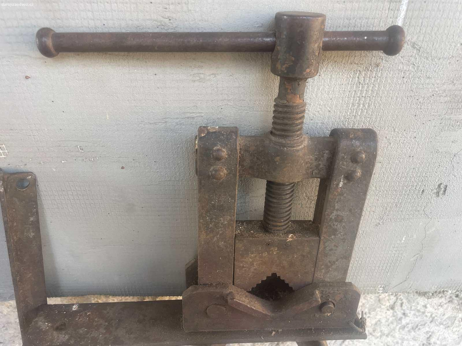 Závitový držák na trubky (plně funkční) ZA ODVOZ!. Daruji ZA ODVOZ nevyužitý závitový držák na trubky. Kompletní, plně funkční! K vyzvednutí po předchozí domluvě u Zbečna na Rakovnicku (50 min od Prahy). NUTNÝ vlastní odvoz a odnos! Daruji další věci za ODVOZ viz. inzeráty!