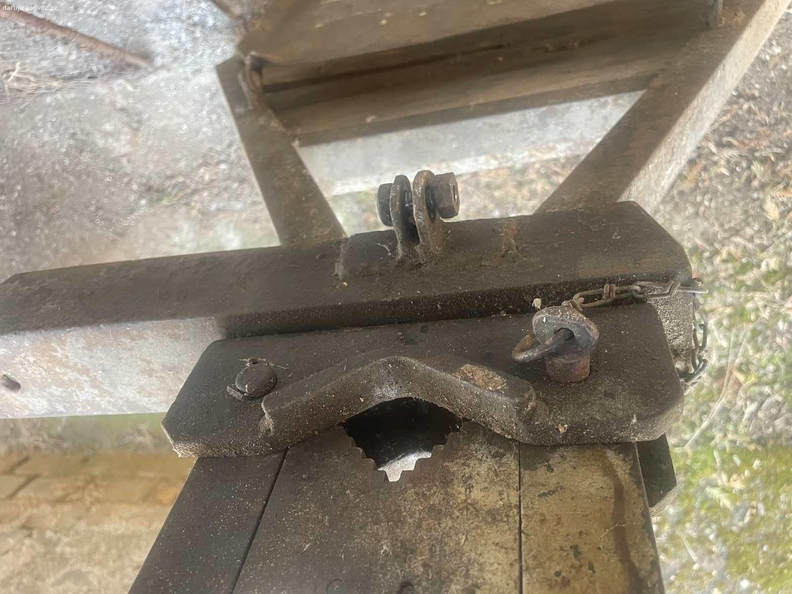 Závitový držák na trubky (plně funkční) ZA ODVOZ!. Daruji ZA ODVOZ nevyužitý závitový držák na trubky. Kompletní, plně funkční! K vyzvednutí po předchozí domluvě u Zbečna na Rakovnicku (50 min od Prahy). NUTNÝ vlastní odvoz a odnos! Daruji další věci za ODVOZ viz. inzeráty!