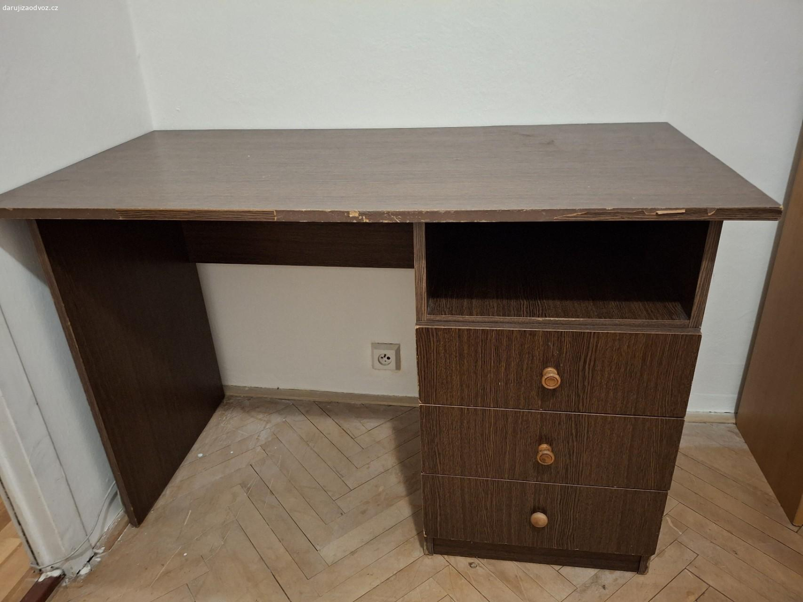 Dva pracovní stoly. Daruji dva stejné pracovní stoly. Jsou viditelně opotřebované.
Rozměry 120x77x60 cm.