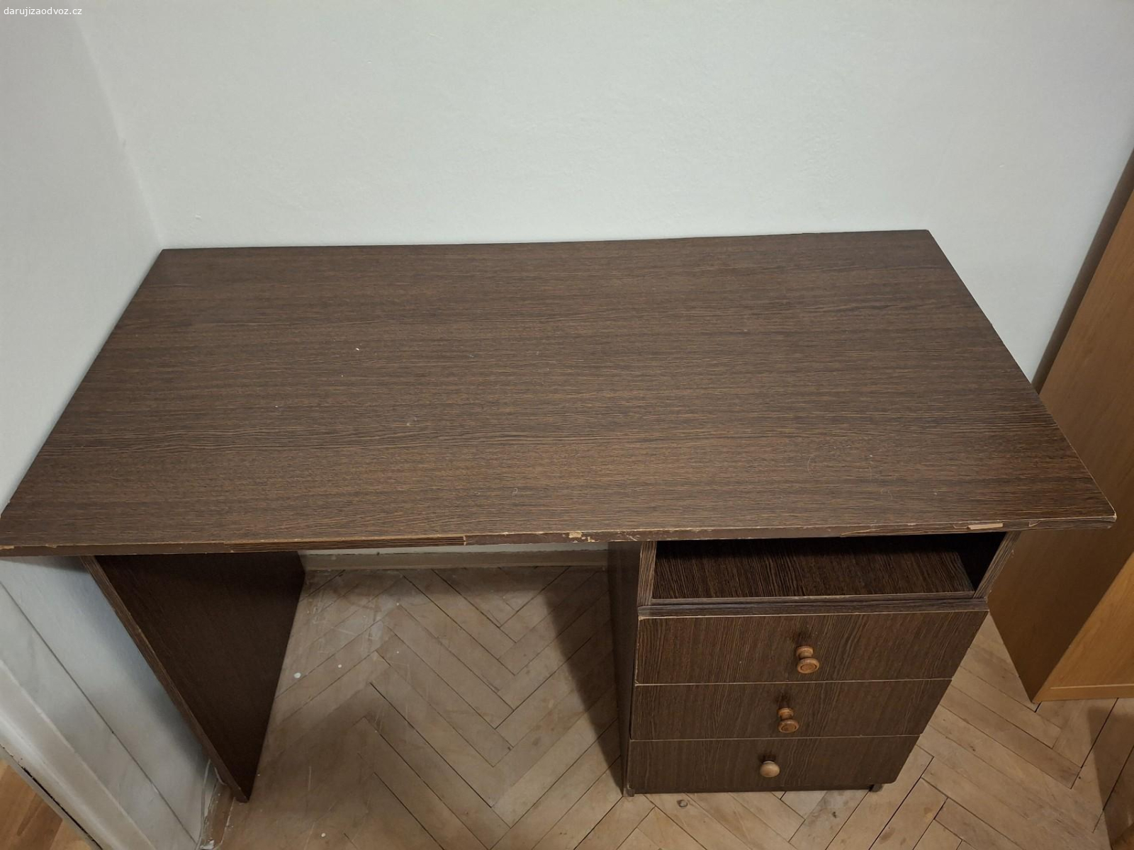 Dva pracovní stoly. Daruji dva stejné pracovní stoly. Jsou viditelně opotřebované.
Rozměry 120x77x60 cm.